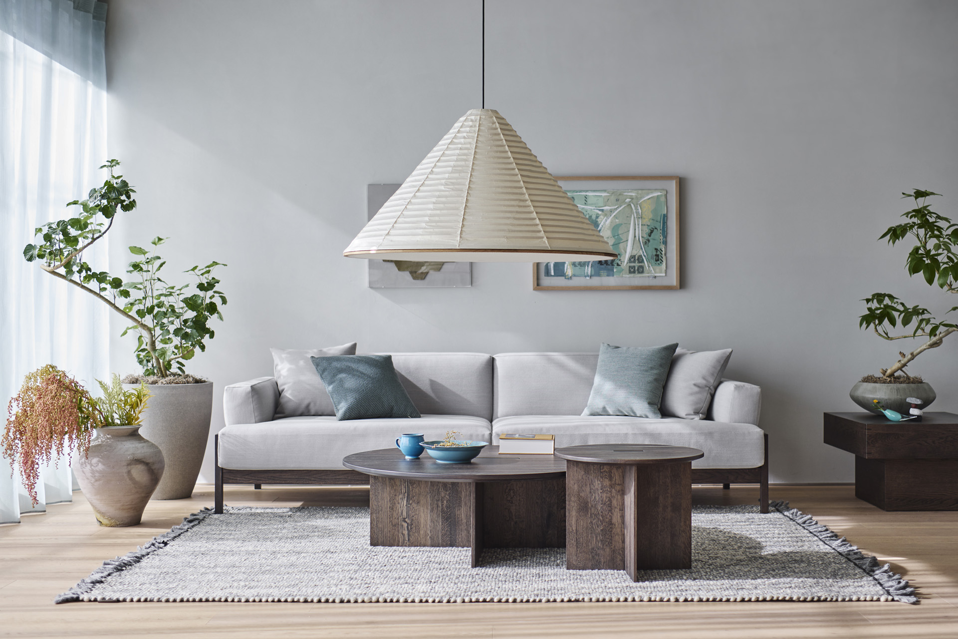 karimoku case notabene shoe store round table (n st02) lifestyle 1