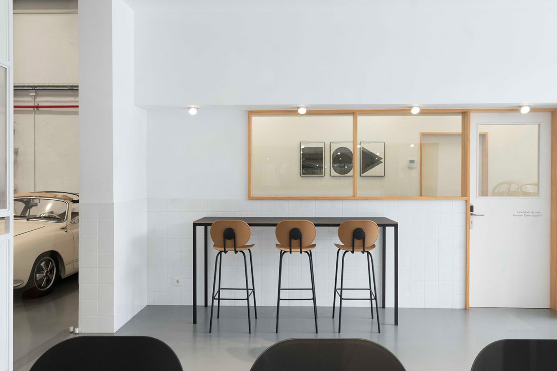 ondarreta hari stool lifestyle 1