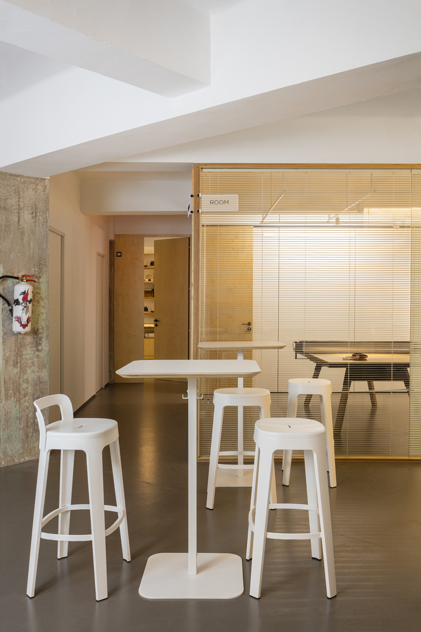 rs barcelona ombra stool lifestyle 1