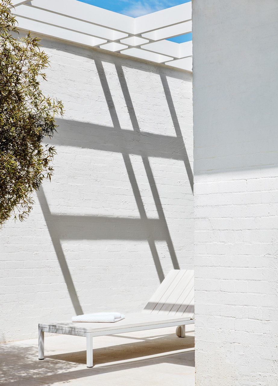 tait linear sunlounge lifestyle 1