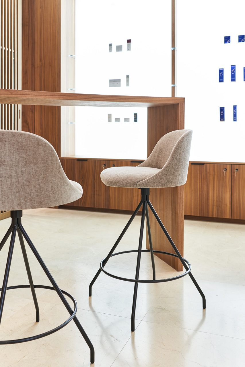viccarbe aleta stool lifestyle 1