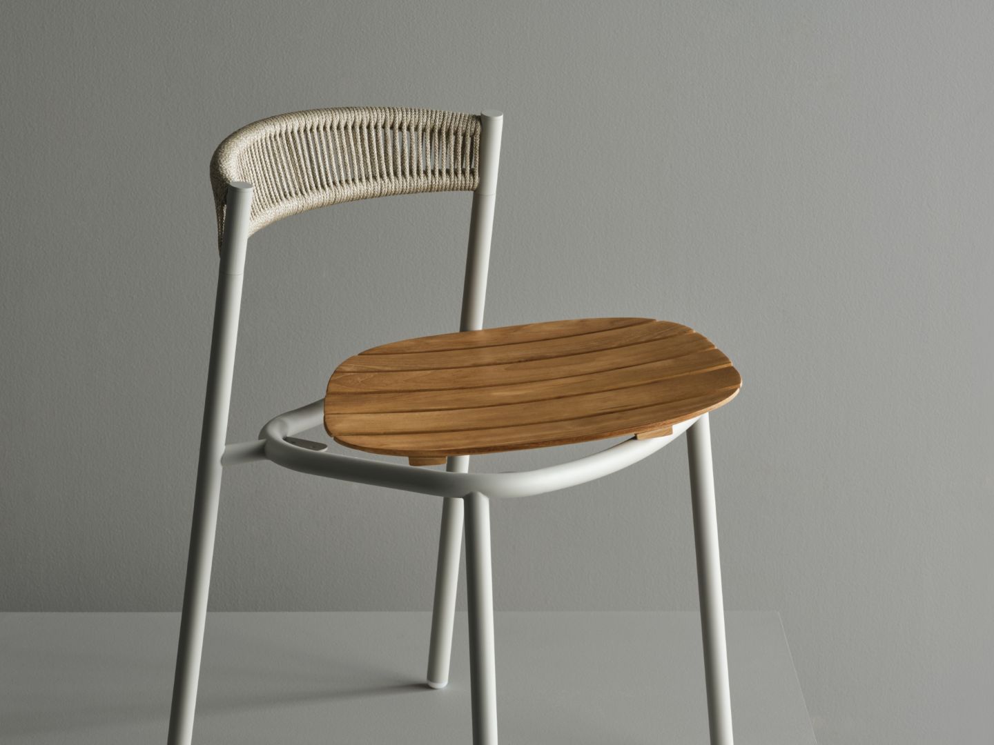 bolia kite outdoor chair lifestyle 1