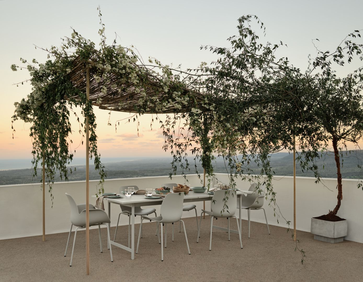 bolia track garden table lifestyle 1