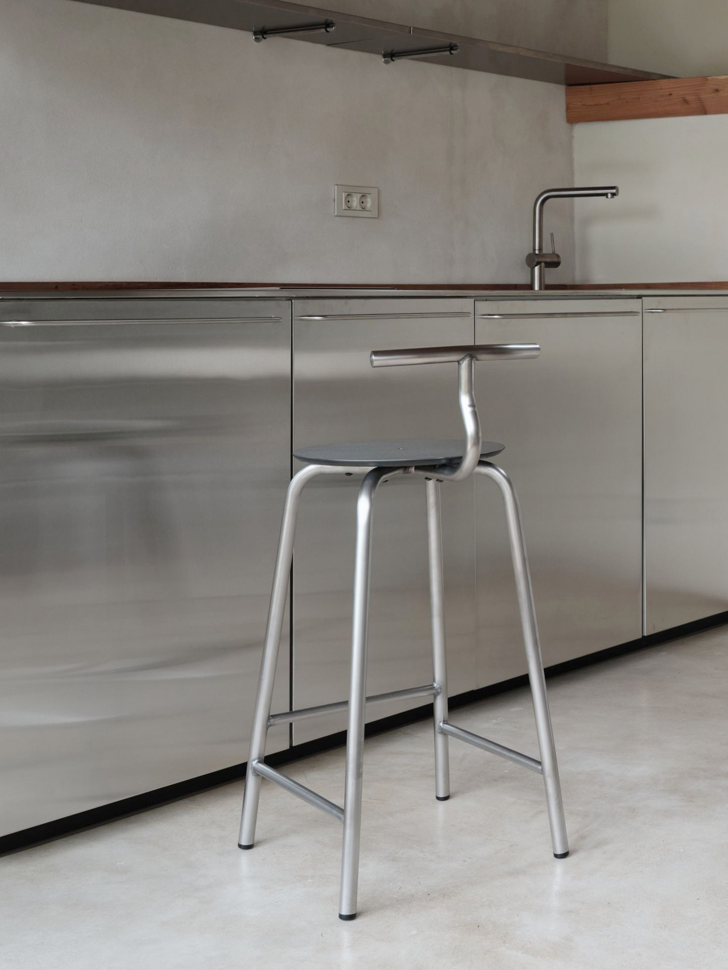 tam inox stool h65 lifestyle 1