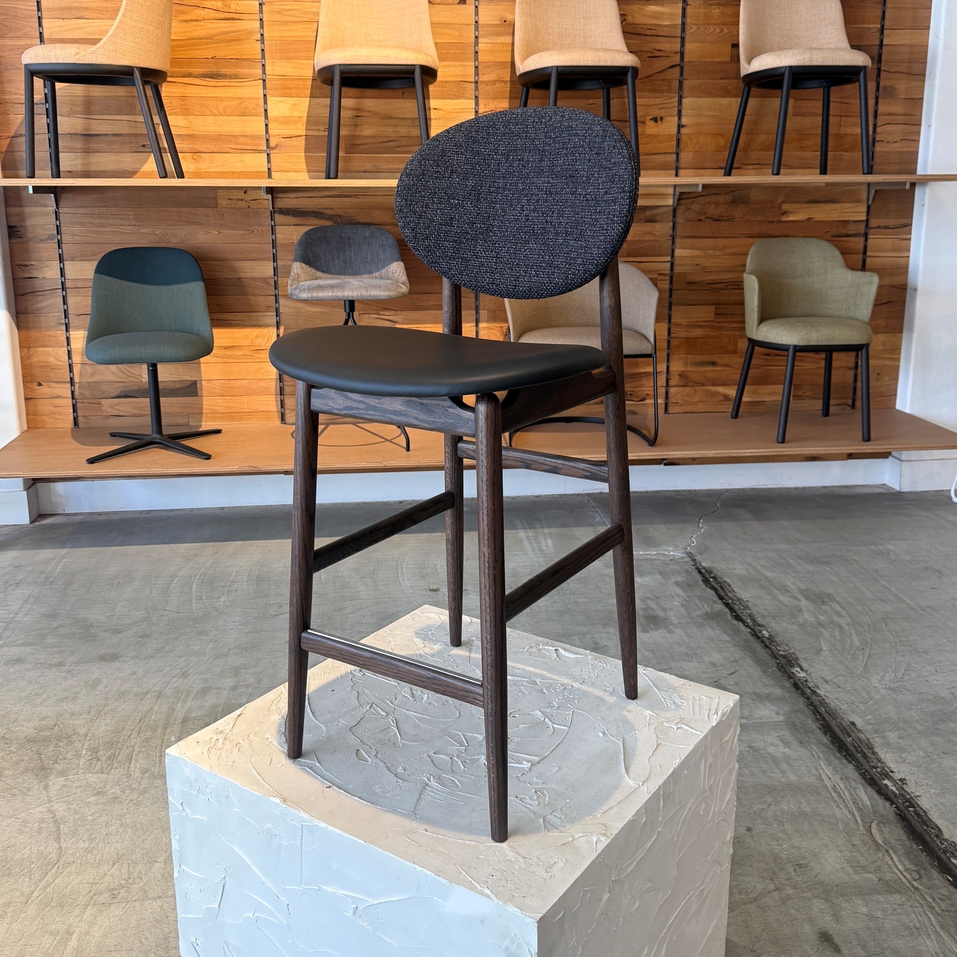 ariake outline stool 650h