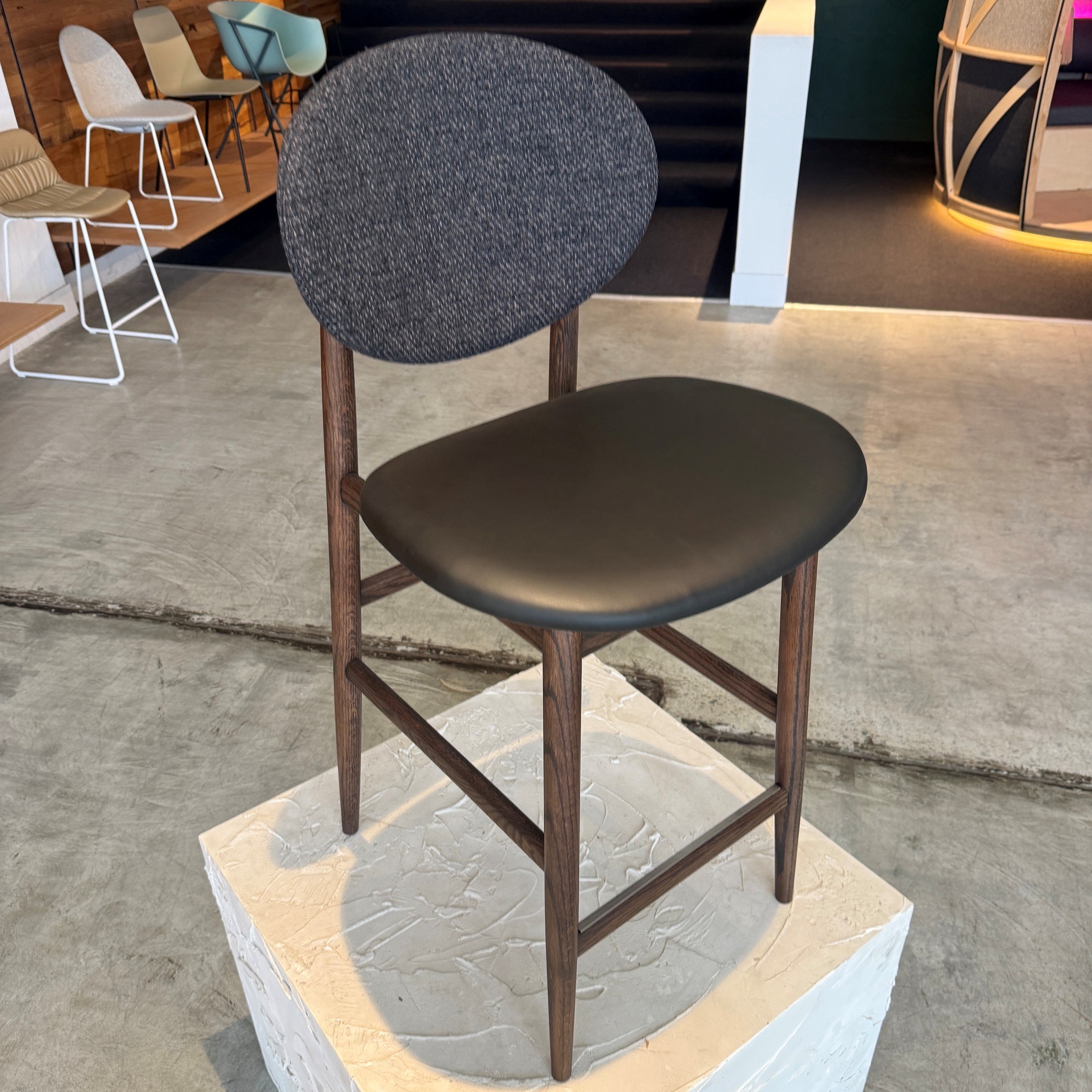 ariake outline stool 650h